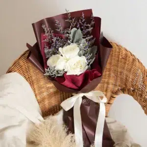 ช่อดอกไม้วาเลนไทน์กุหลาบสีขาว ช่อสีแดง โบว์ชมพู