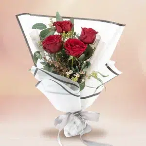 ช่อดอกกุหลาบ Valentine Magic of Love กุหลาบแดงห่อด้วยกระดาษขาวขอบดำ