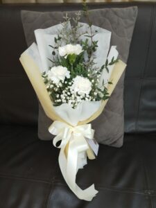 ช่อดอกไม้โทนสีขาว ร้าน Flower Studio