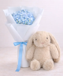 ช่อดอกไม้วาเลนไทน์ไฮเดรนเยียสีฟ้า พร้อมตุ๊กตากระต่ายจากร้าน Love You Flower