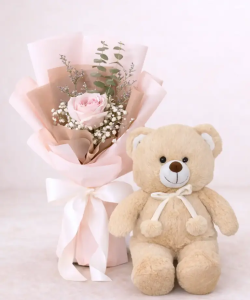 ช่อดอกไม้วาเลนไทน์กุหลาบสีชมพู พร้อมตุ๊กตาหมีจากร้าน Love You Flower